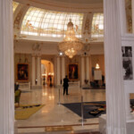 Billede af Hotel Negresco interieur. Imponerende glaskuppel, lysekrone og flotte malerier.