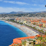 Udsigt over Promenade des Anglais i Nice set fra Parc de la Colline du Chateau