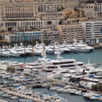 Flotte og dyre yachts i havnen i Monte Carlo i Monaco