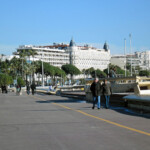 Promednade de la Croisette. Turister på promenaden og det flotte InterContinental Carlton Hotel i baggrunden