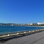Promednade de la Croisette i Cannes med udsigt ud over vandet