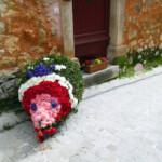Blomsterdekoration, som ligner et dyr, under violfesten i Tourrettes-sur-Loup.