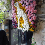 Flot blomsterudsmykning under violfesten i Tourrettes-sur-Loup.