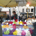 Det lokale marked i Tourrettes-sur-Loup under violfesten. En handlende, der sælger macarons.